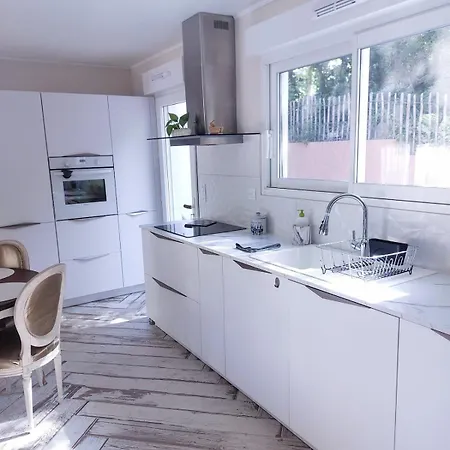 Maison Au Calme Dans Les Bois A 500m De La *